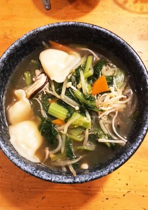 あっさり美味い、具沢山小松菜水餃子スープ-レシピのメイン写真