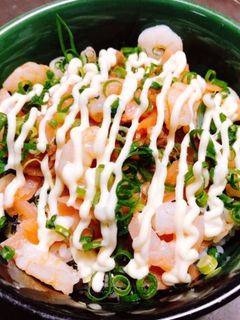 むきえびとスモークサーモンのマリン丼-レシピのメイン写真