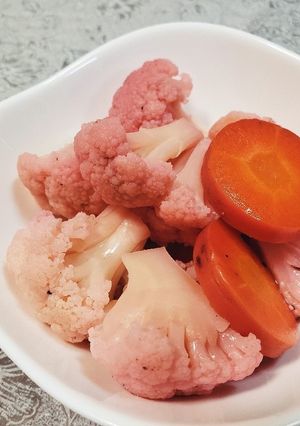 カリフラワーとカラー人参のピンクピクルス-レシピのメイン写真