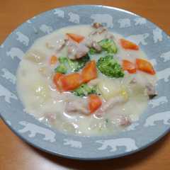 A picture of にんじんとブロッコリーのクリームシチュー.