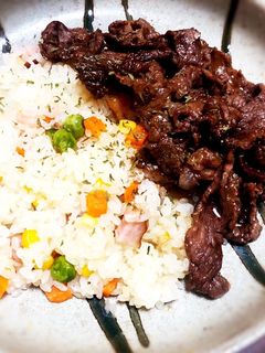 超かんたん!牛こま肉乗せ炊き込みピラフ-レシピのメイン写真
