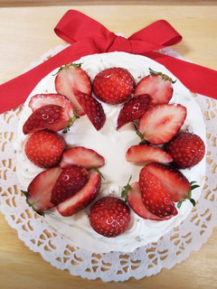 簡単デコで豪華に見える苺のリースケーキ-レシピのメイン写真