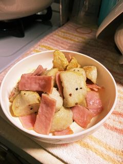 ご飯がススム!簡単里芋とベーコン炒め-レシピのメイン写真