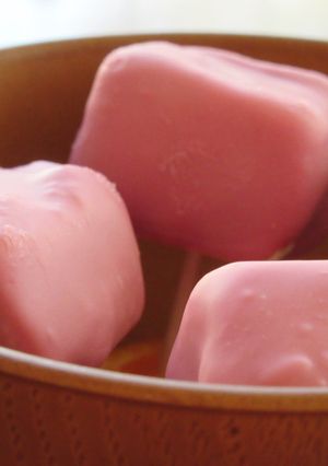 クリームチーズ ＩＮ ルビーチョコレート-レシピのメイン写真