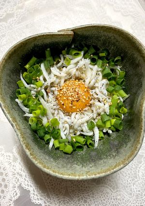 粗挽き胡椒が決めて☆かけのせ簡単しらす丼-レシピのメイン写真