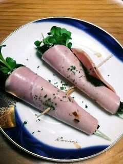 貝割れ大根をハムと海苔と鰹節で巻いて☺⛄-レシピのメイン写真