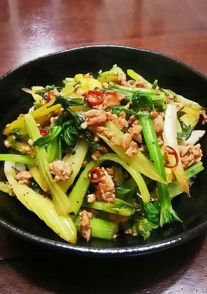 セロリとひき肉のピリ辛カンタン酢炒め。-レシピのメイン写真