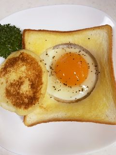 トーストの中に目玉焼き★-レシピのメイン写真