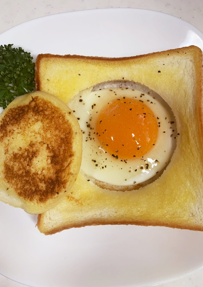 トーストの中に目玉焼き★-レシピのメイン写真