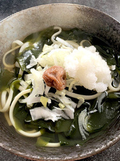 梅干し乗せワカメおろしうどん-レシピのメイン写真