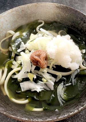 梅干し乗せワカメおろしうどん-レシピのメイン写真
