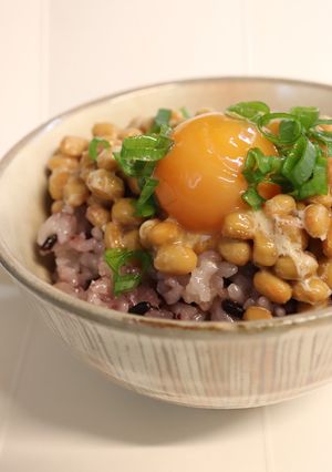 朝昼夕♪冷凍卵そばつゆ漬けと納豆の丼-レシピのメイン写真