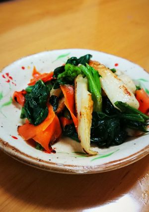 ほうれん草ニンジン竹輪のバター醤油炒め-レシピのメイン写真