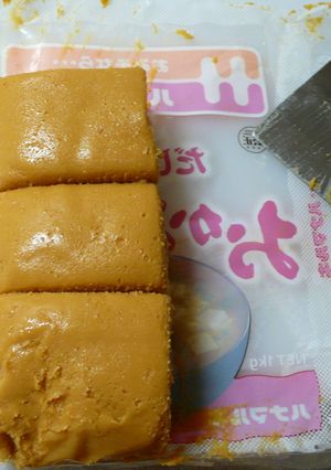 裏ワザ★袋の味噌を無駄なく容器に移す方法-レシピのメイン写真
