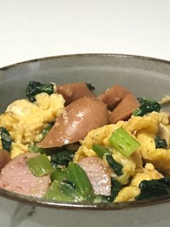 ソーセージと小松菜の玉子炒め丼-レシピのメイン写真