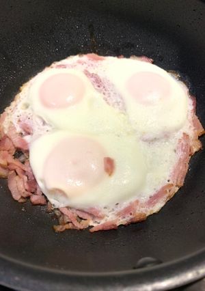 どこを食べても美味！ベーコンエッグ-レシピのメイン写真