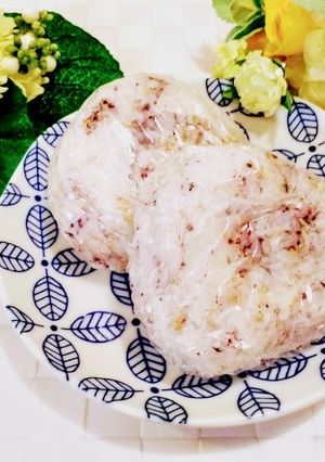 急いでいる時のゆかりと胡麻のお握り-レシピのメイン写真