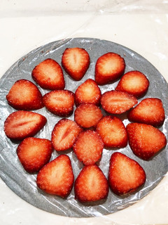 ケーキに挟むいちごを同じ高さに切る方法-レシピのメイン写真