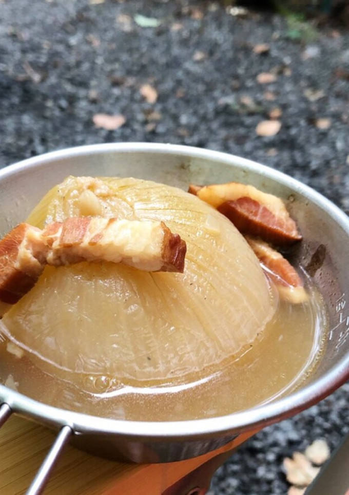 アウトドア料理☆まるごと玉ねぎのスープ♪-レシピのメイン写真