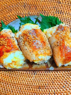 チーズ入り肉巻き俵型おにぎり-レシピのメイン写真