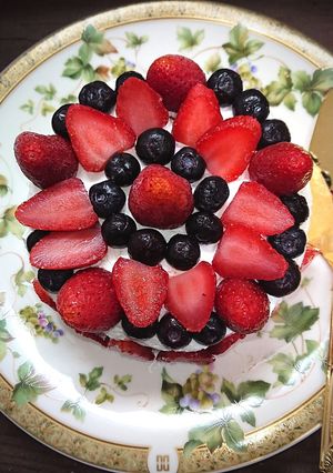 5分で簡単苺とブルーベリーケーキ(節約)-レシピのメイン写真