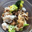 納豆とブロッコリー、油揚げのご飯