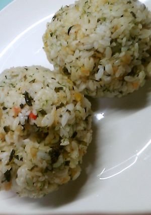 かき揚げ１枚だけで、ふんわりおにぎり-レシピのメイン写真