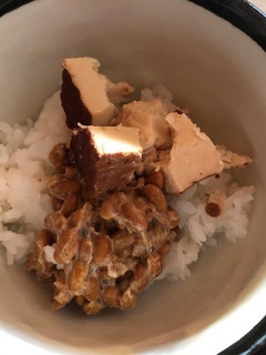 納豆とチーズみたいなスモーク豆腐の丼-レシピのメイン写真