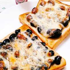 รูปของ 【おせちリメイク】簡単♪黒豆ピザトースト