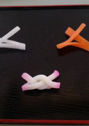 大根とニンジンと蒲鉾(結び)の飾り切り-レシピのメイン写真
