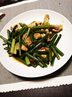 鳥もも肉とにんにくの芽炒め-レシピのメイン写真
