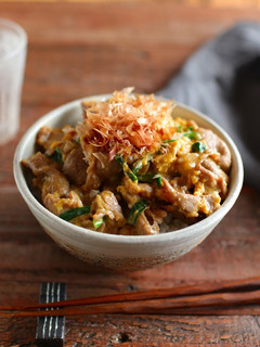 ニラたっぷりラムたま丼-レシピのメイン写真
