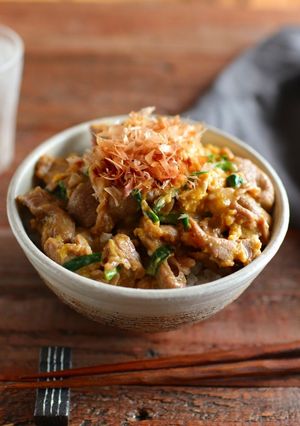 ニラたっぷりラムたま丼-レシピのメイン写真