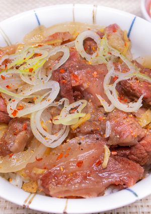 シャトルシェフでつくる牛スジ丼-レシピのメイン写真