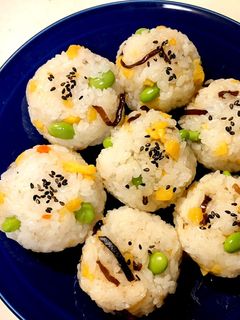 たくあんと塩昆布と枝豆のおにぎり-レシピのメイン写真
