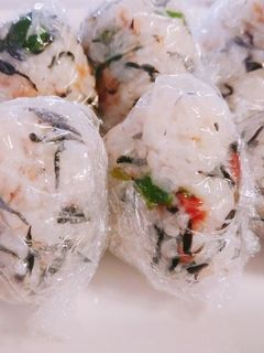 ヒジキと梅干しの混ぜご飯おにぎり-レシピのメイン写真