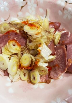 簡単ピリ辛！コンビニスモークタンおつまみ-レシピのメイン写真