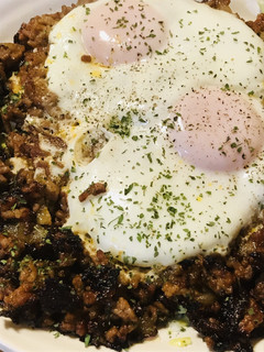 豚ミンチのソース炒めの目玉焼きオムレツ-レシピのメイン写真