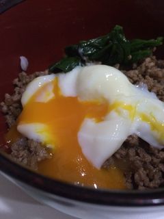 そぼろ丼温泉卵のせ♬-レシピのメイン写真
