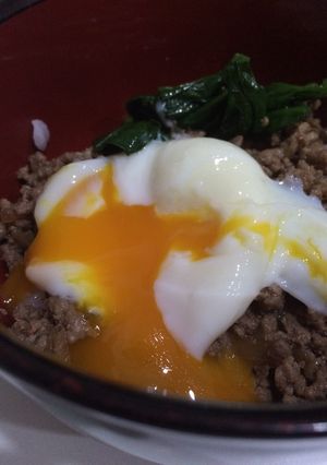 そぼろ丼温泉卵のせ♬-レシピのメイン写真