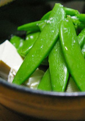 豆腐に乗ったスナップえんどう-レシピのメイン写真