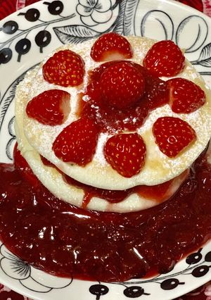 アレルギー対応♡米粉と苺のホットケーキ-レシピのメイン写真