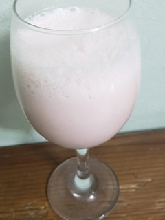 完熟すぎ苺と飲むヨーグルトで!苺ラッシー-レシピのメイン写真