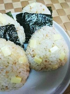 子どもたち大好き♪チーズおかかおにぎり-レシピのメイン写真