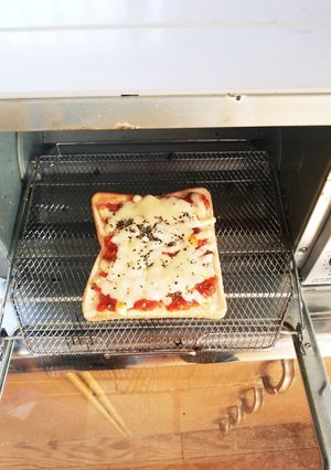 ミートソースとチーズの食パン バジルのせ-レシピのメイン写真