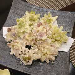 รูปของ フキノトウと赤花フキノトウの天ぷら