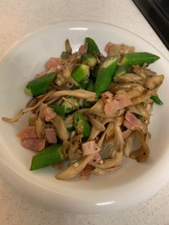 オクラとベーコンの舞茸の塩胡椒炒め-レシピのメイン写真