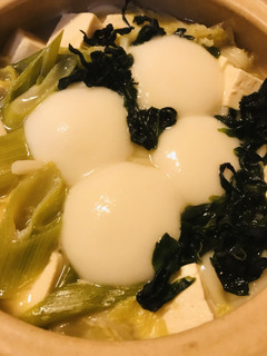 お餅をのせて●豆腐と白菜の力うどんなべ-レシピのメイン写真
