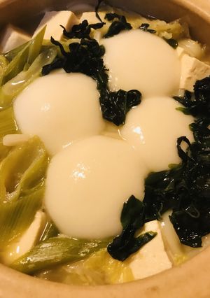 お餅をのせて●豆腐と白菜の力うどんなべ-レシピのメイン写真