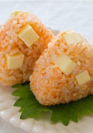 【aff】にんじんご飯でチーズおにぎり-レシピのメイン写真